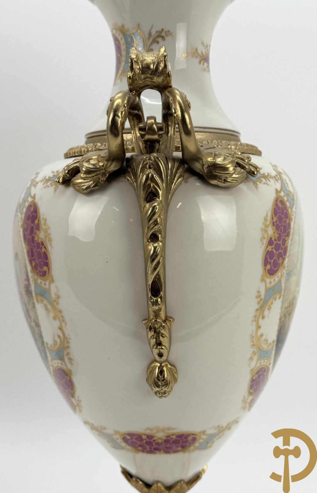 Paar porseleinen Sèvres stijl dekselpotiches met dubbel bedrukt romantisch decor en bezet met bronzen ornamenten