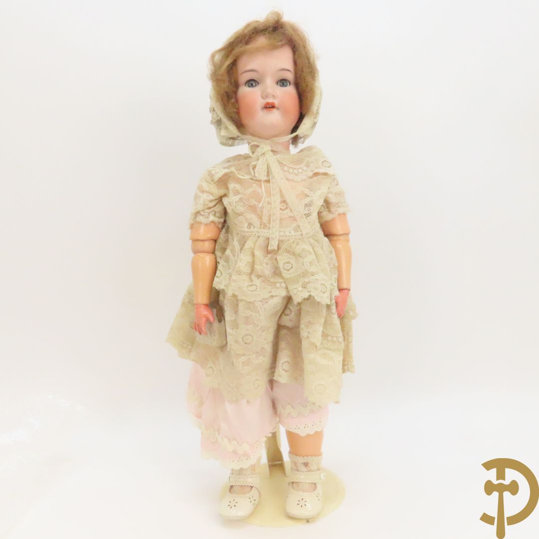 Antiek pop met porseleinen hoofd, papier maché ledematen en  beweegbare ogen,  gemerkt Armand Marseille Germany 390 A12M