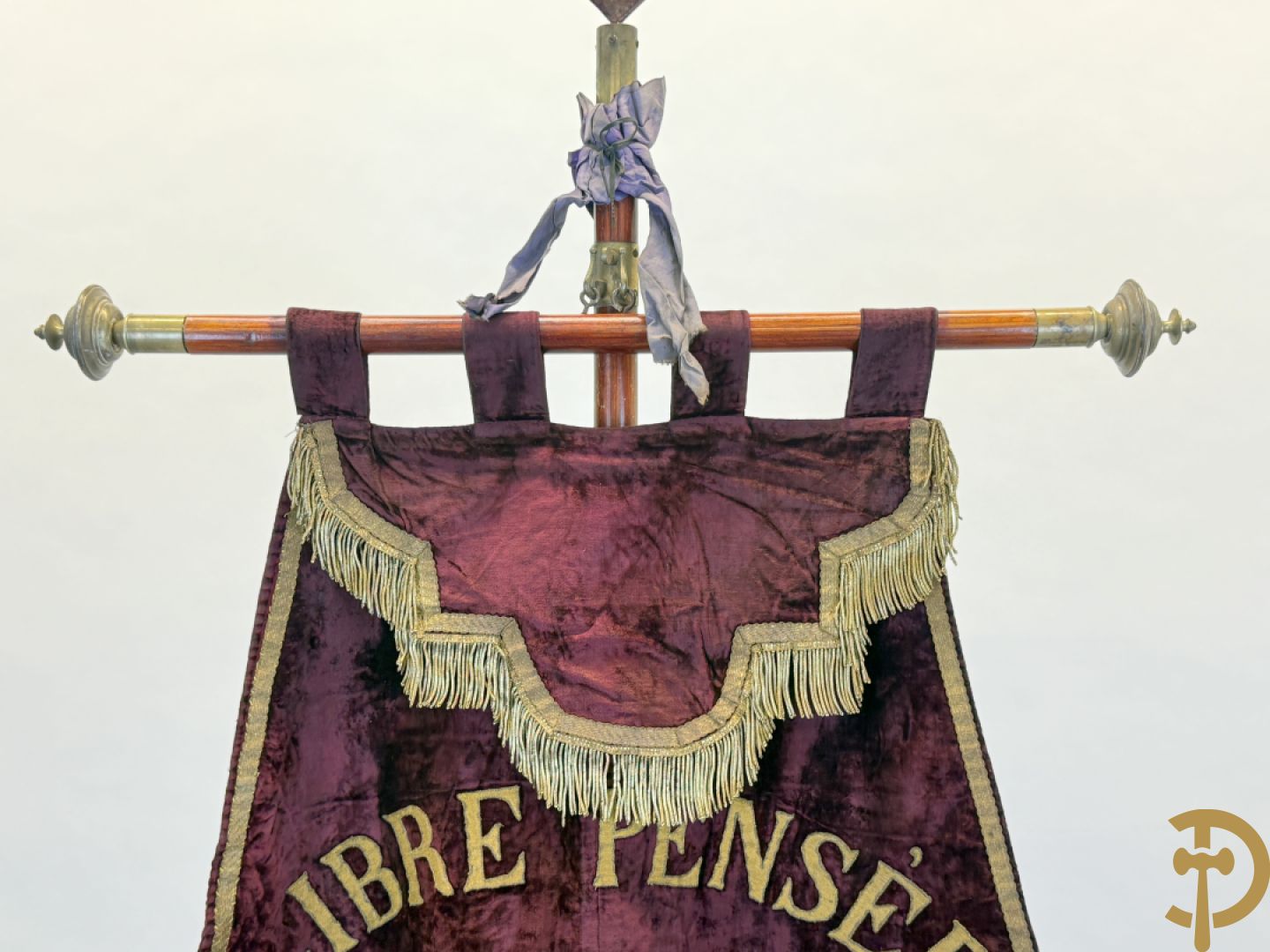 Franse vaandel in rode velours op staander met metalen hartvormig beschilderd ornament met bloemen boven handdruk, Libre Pensée Roubaisienne, Fondé en 1902