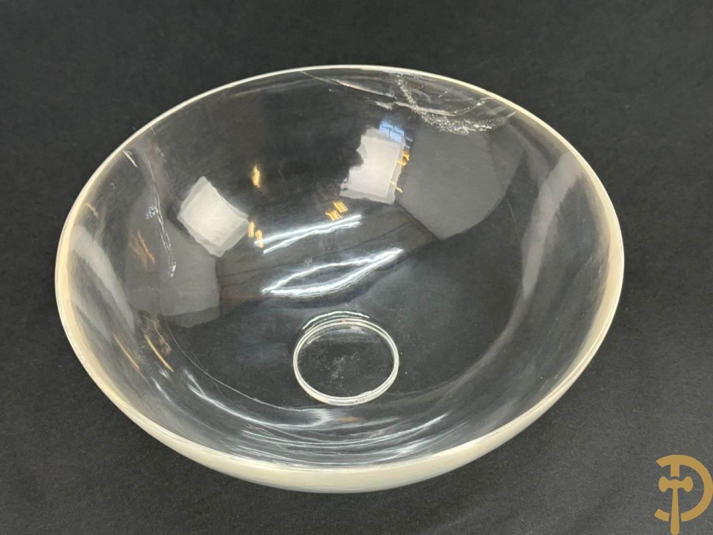 Wolf Helmut (getekend onderaan) Gepolierde schaal/bowl van doorschijnend bergkristal met rechte rand (scherfje aan voet) onder getekend WOLF H. (Steinbildhauer, Edelsteingestalter, aus Kirschweiler, Idar-Oberstein),