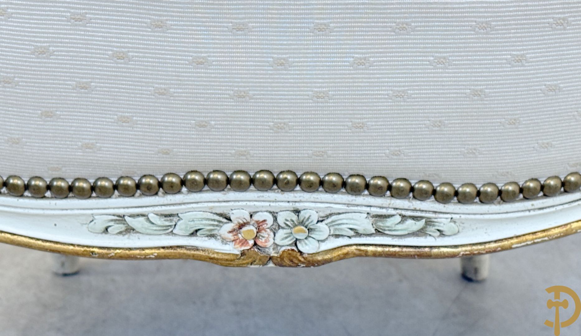 Paar wit gemonochromeerde Louis XV bergères