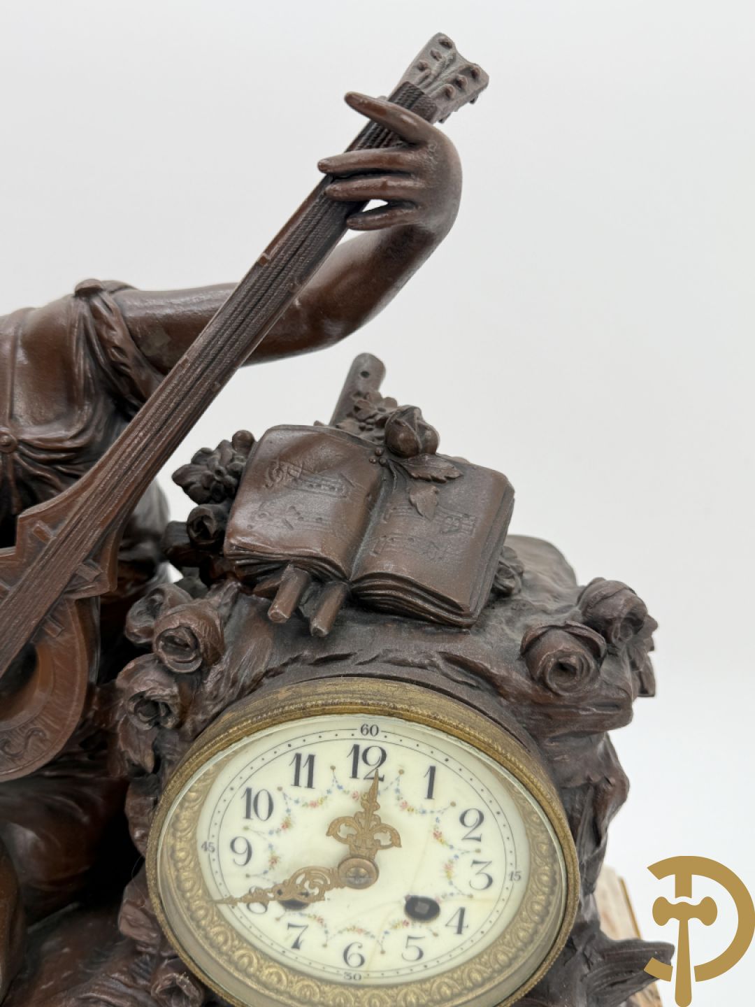 Driedelige zamak garnituur bestaande uit pendule 