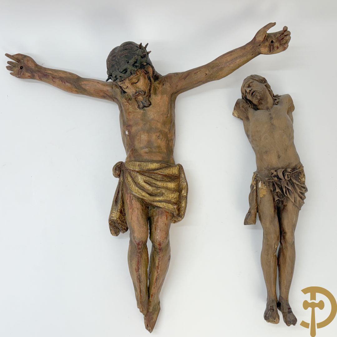 Twee houtgesculpteerde en gepolychromeerde corpussen