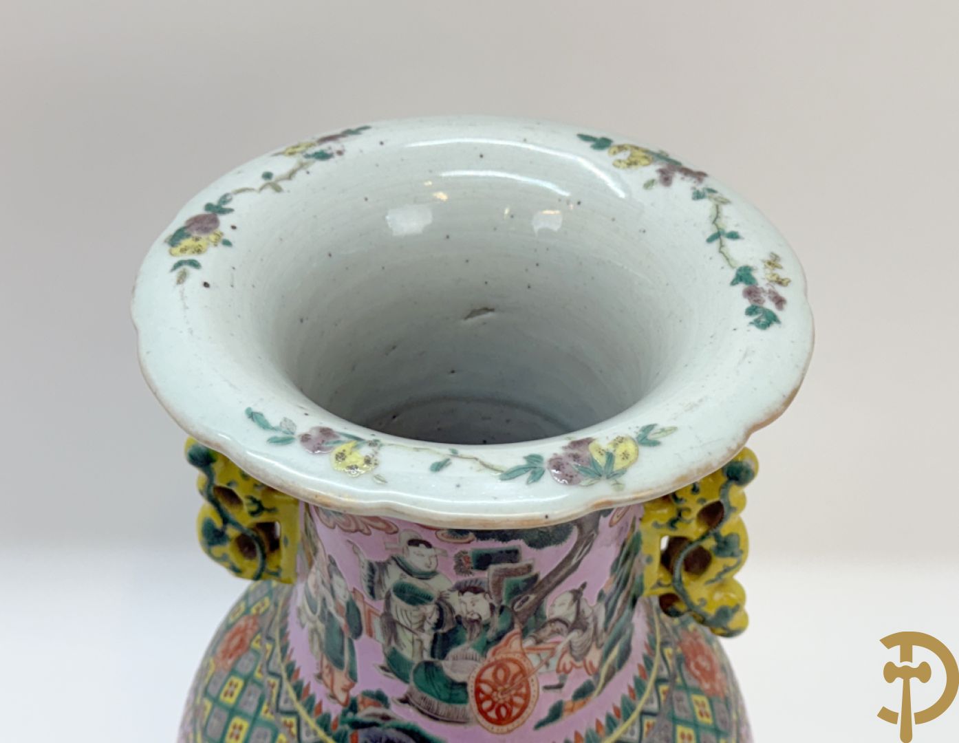 Chinese porseleinen meerkleurige vaas met decor van wijsgeren in landschap