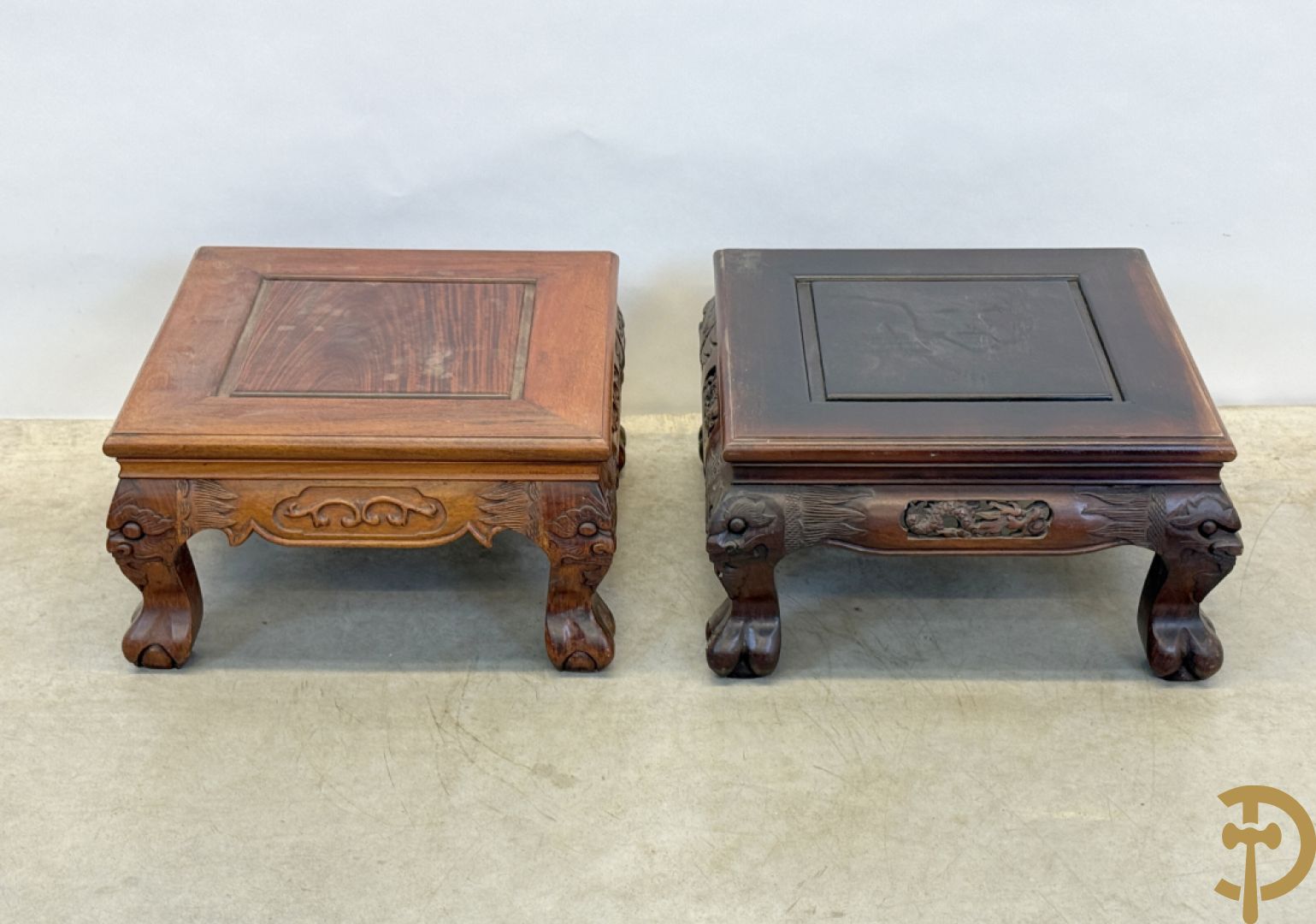 Twee Aziatische gesculpteerde vierkante sokkels
