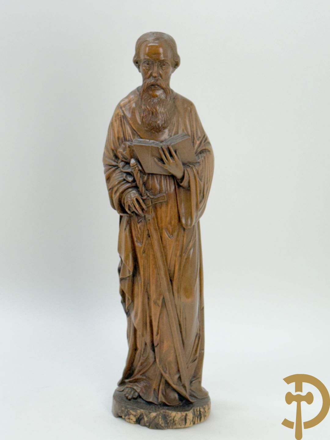 Houtsculptuur van evangelist met zwaard