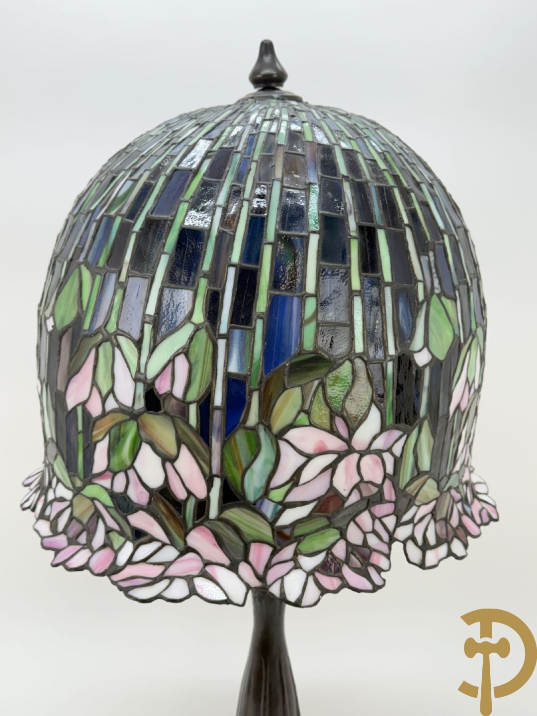 Bronzen tafellampadaire met kap met bloemen, Tiffany stijl