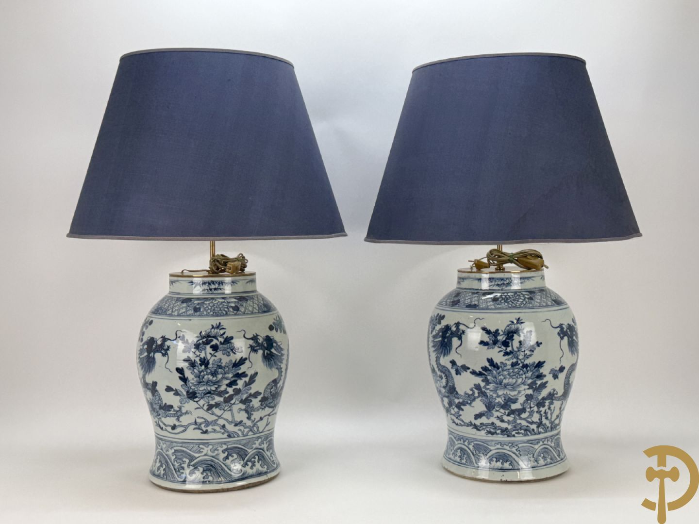 Paar Chinese blauw/witte porseleinen dekselvazen gedecoreerd met draken en bloemenmotieven, als lampadaire omgebouwd