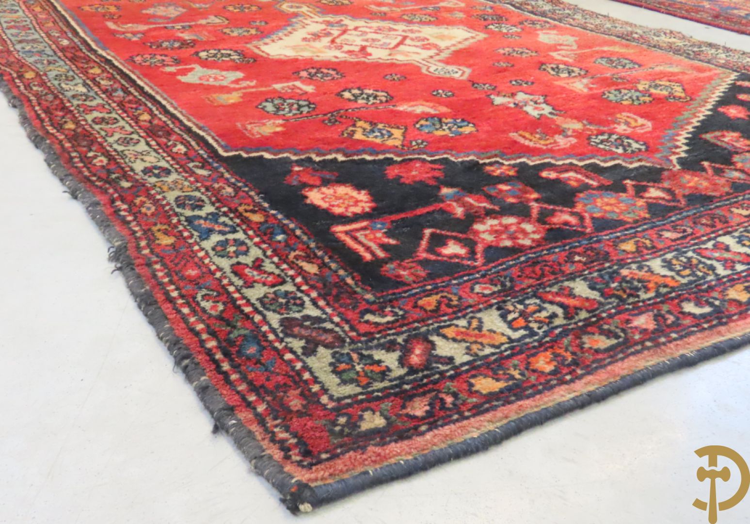 Oosterse handgeknoopt tapijt met geometrische motieven op blauwe fond Malayer + Oosters handgeknoopt tapijt met bloemenpatronen rode fond Kashkay