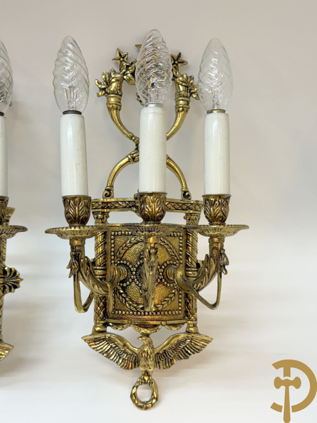 Bronzen vergulde luchter met gevleugelde fee en 12 armen + paar 3 armige applieken