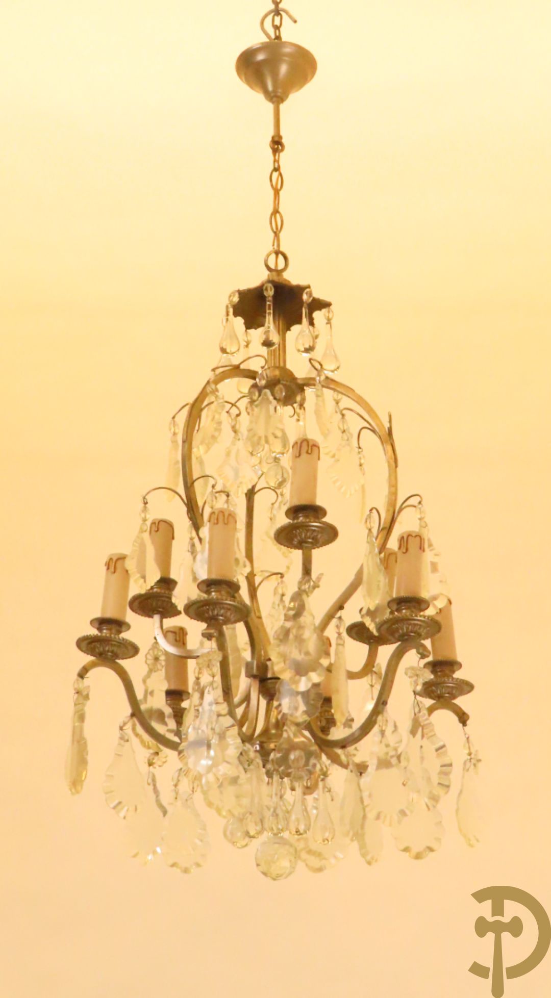 Franse chrome luchter met  9 lichtpunten bezet met tranenbellen en plakettes