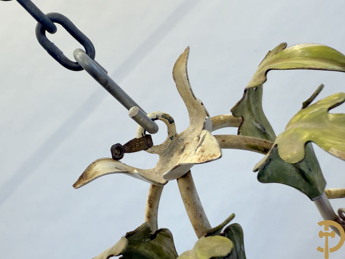 Italiaanse beschilderde smeedijzeren luchter met 4 lichtpunten, bezet met porseleinen bloemmetjes +2 bijhorende applieken