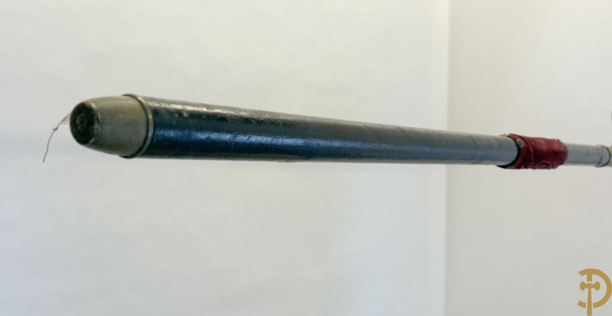 Franse vaandel met gouden gesculpteerde helm bezet bovenaan, Parti Socialiste S.F.I.O. Comité Jean Jaures Lille, gemerkt Fabriqué de Drapeaux de Societés Insignes Moyart-Castin, 3 Rue des Chats Bossus Lille