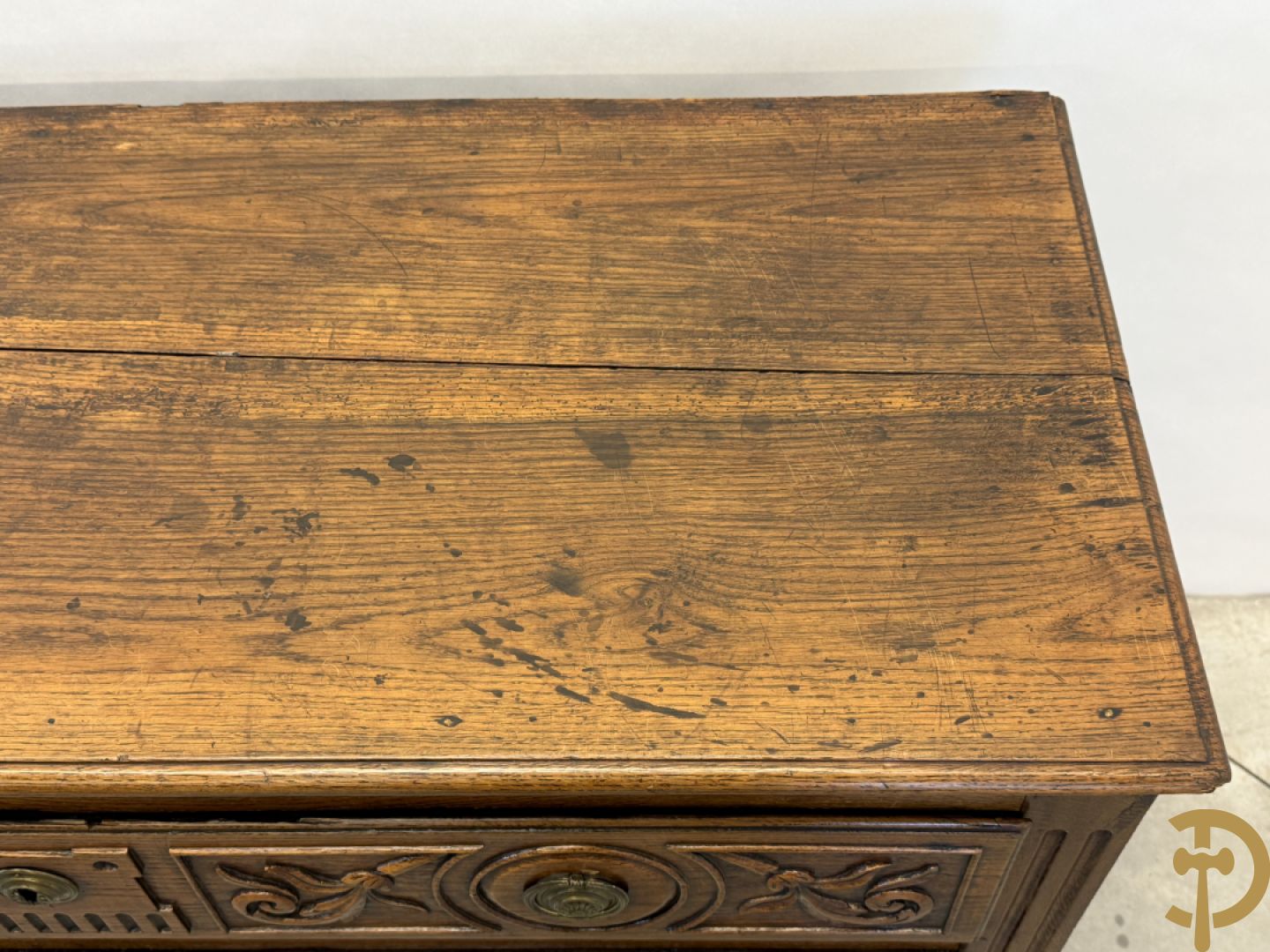 Massief eiken Louis XVI drieladencommode met gepanneleerde zijkanten en accanthusranken in de lades