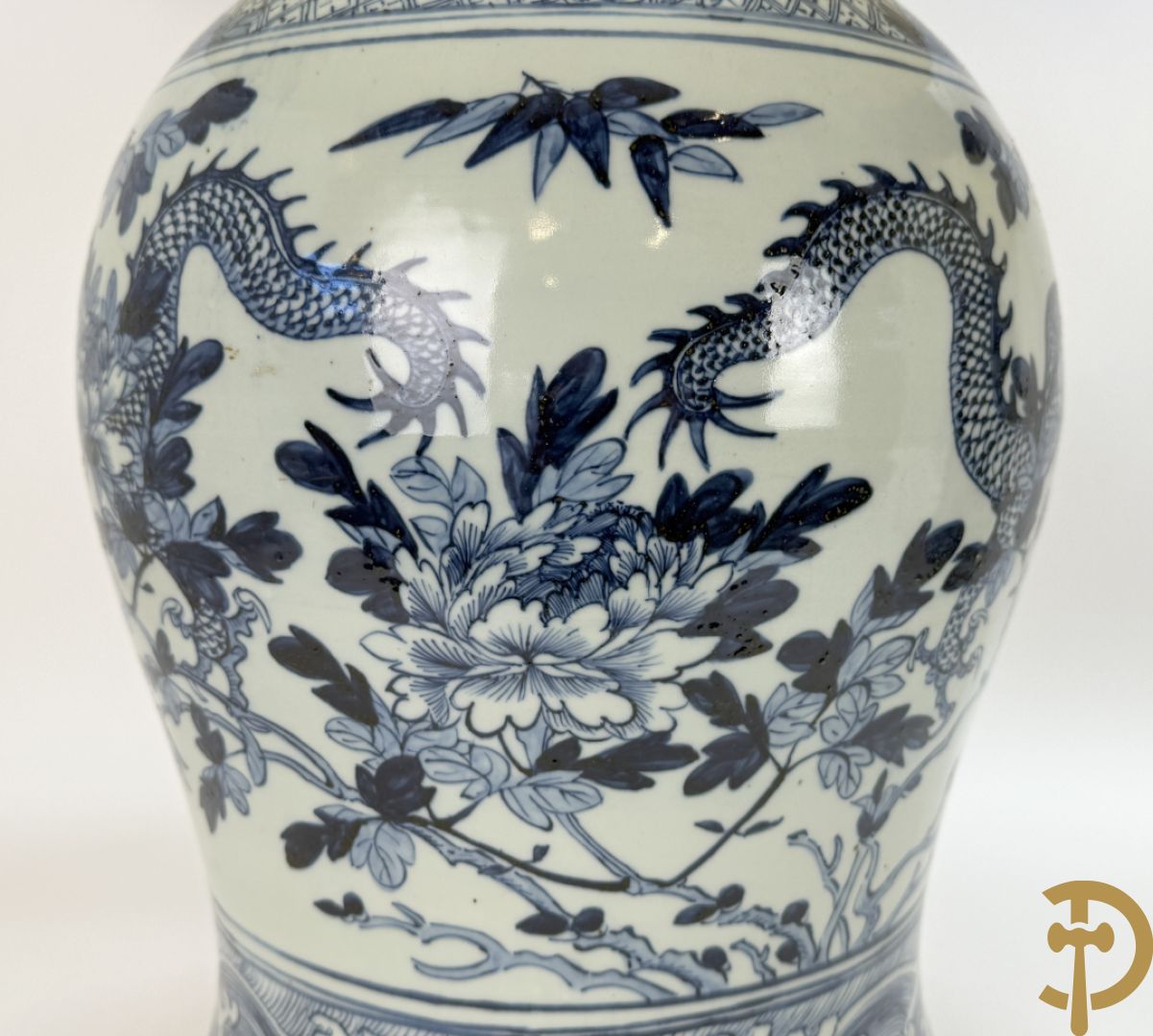Paar Chinese blauw/witte porseleinen dekselvazen gedecoreerd met draken en bloemenmotieven, als lampadaire omgebouwd