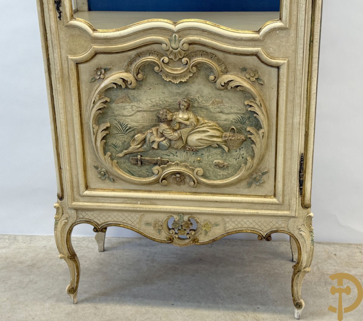 Gemonochromeerde Louis XV vitrine met basrelief van romantische scène