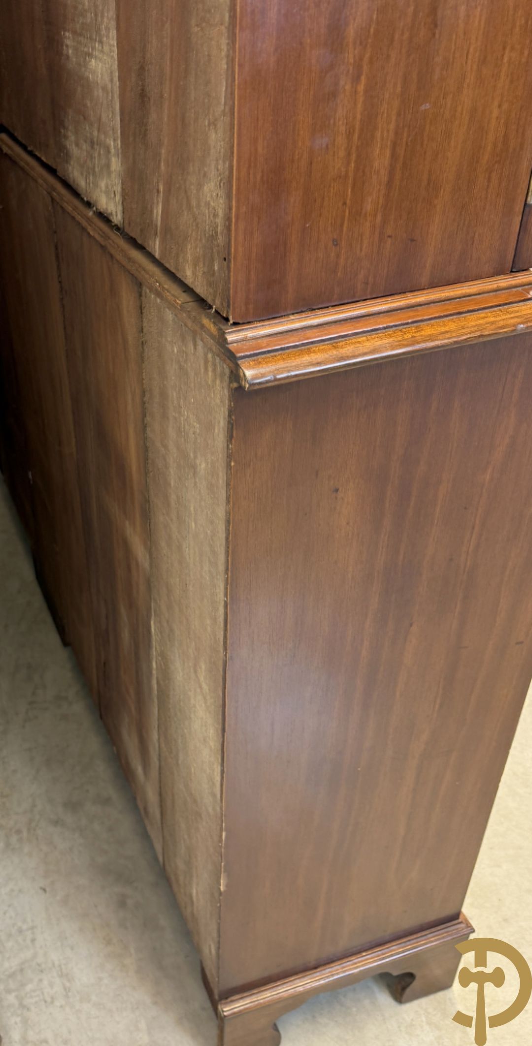 Notelaren Engelse stijl breakfront met ingebouwde secretaire, bovenaan met vitrine en decor van amfoorvazen op de deuren