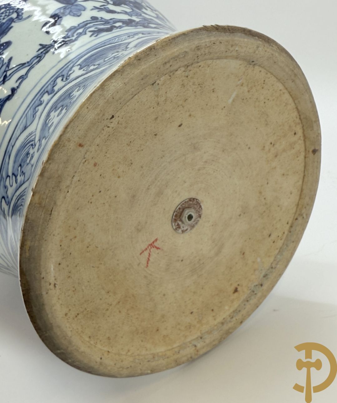 Paar Chinese blauw/witte porseleinen dekselvazen gedecoreerd met draken en bloemenmotieven, als lampadaire omgebouwd