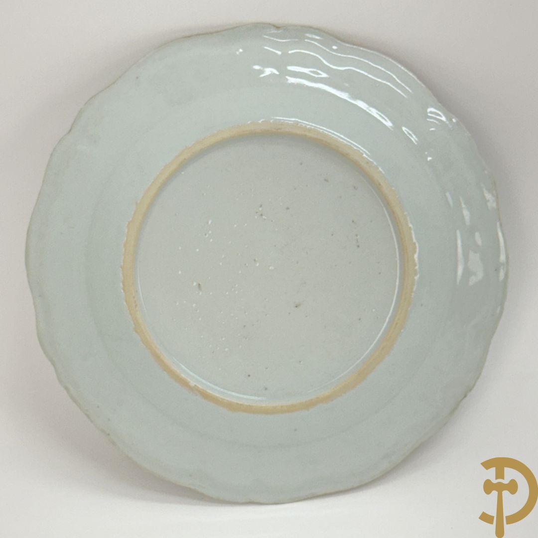 Negen Famille rose bordjes w.o. zes plat gekartelde, 1 diep gekartelde en 2 vlakke met bloementaferelen