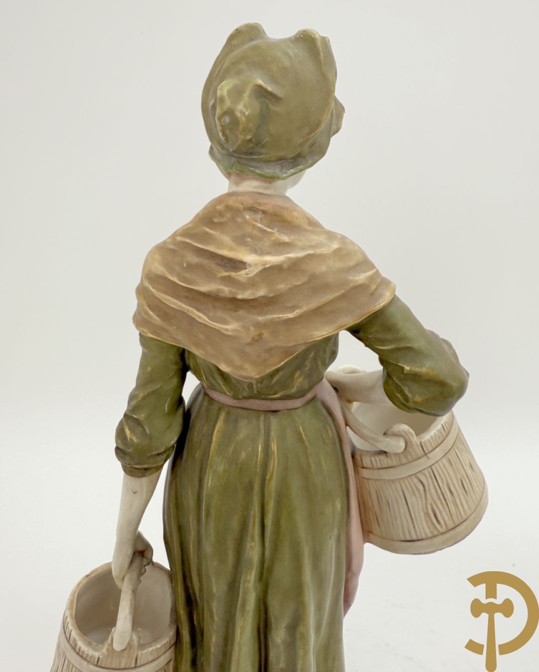 Royal Dux beeld van melkmeisje, onderaan genummeerd 1055 + vaas met zittende dame, Royal Dux stijl