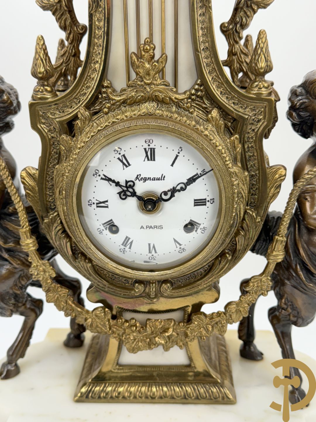 Driedelige koperen garnituur, centraal met harp geflankeerd door paar cupido