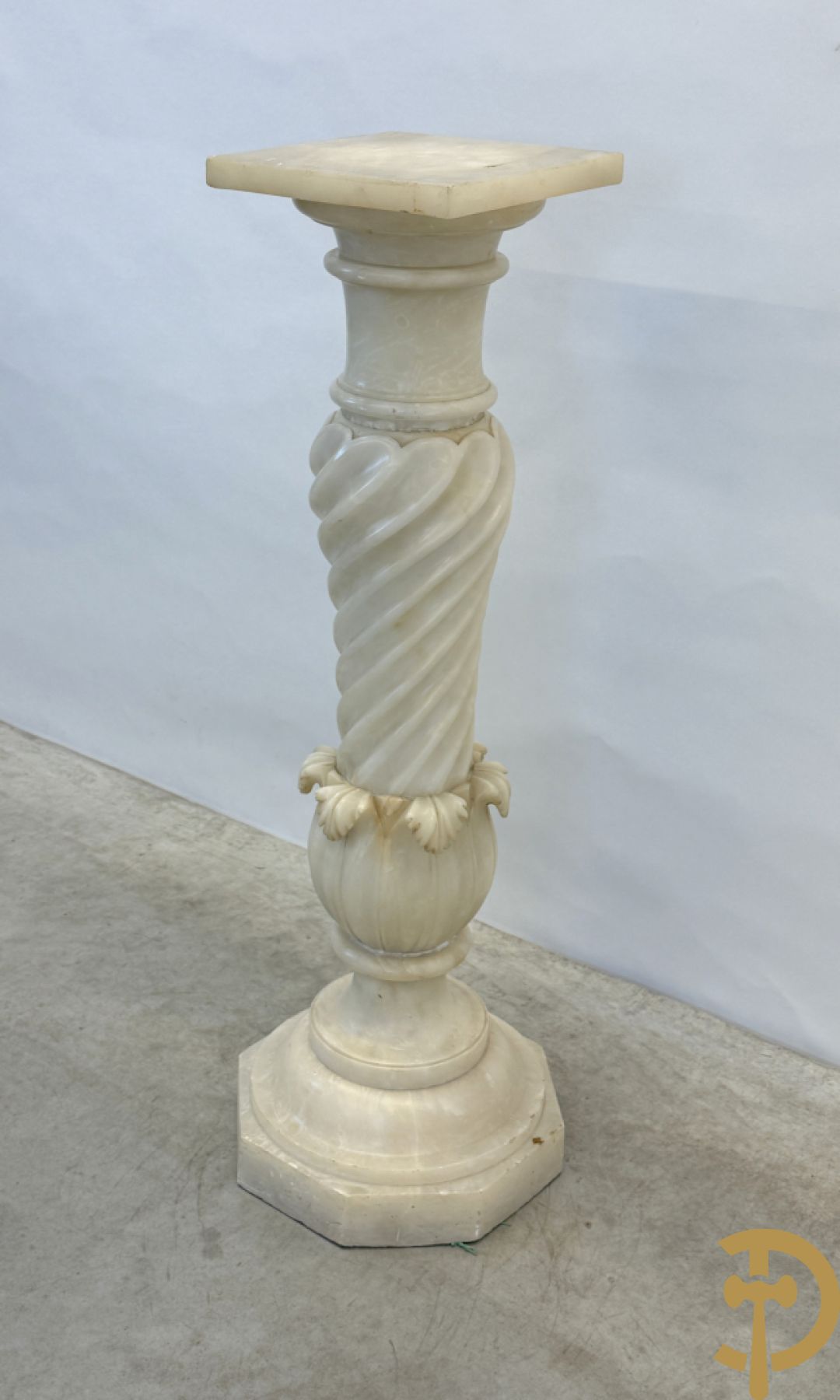 Getorste albast zuil met accanthusranken met draaibare plateau op achthoekige basis