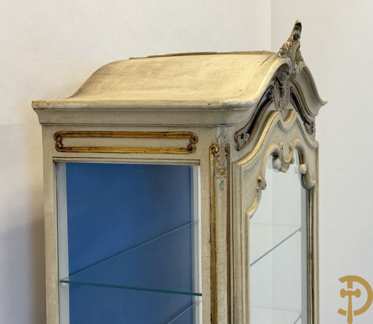 Gemonochromeerde Louis XV vitrine met basrelief van romantische scène