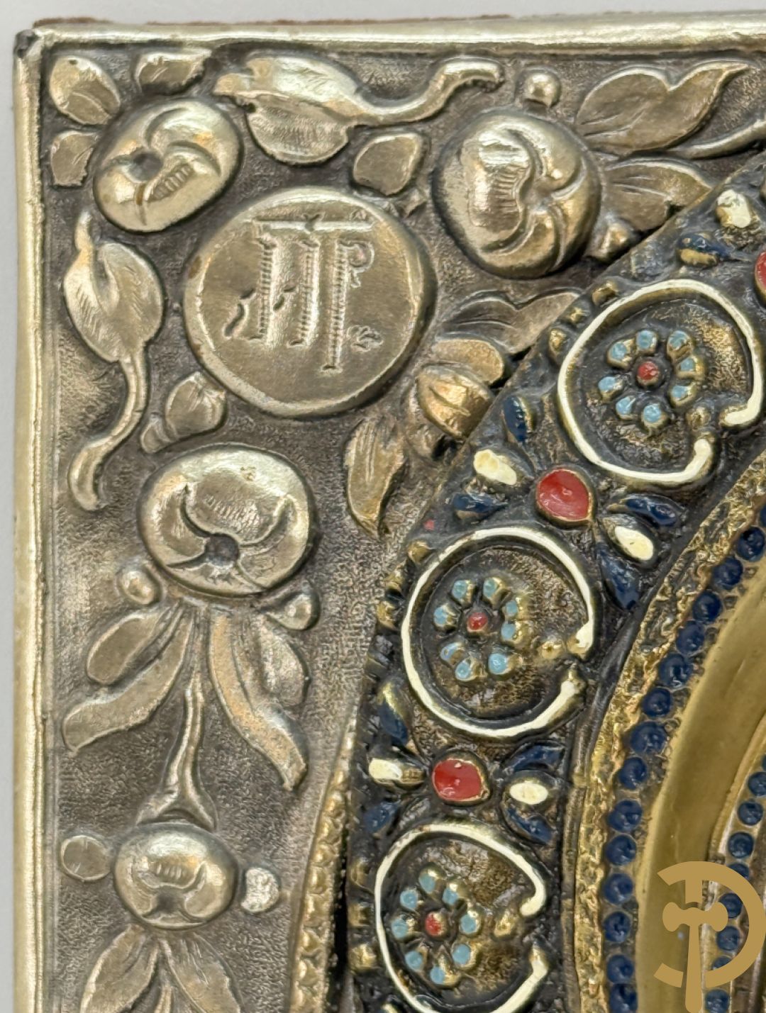 Ikoon met voorstelling van Madonna met kind met verzilverde rizza