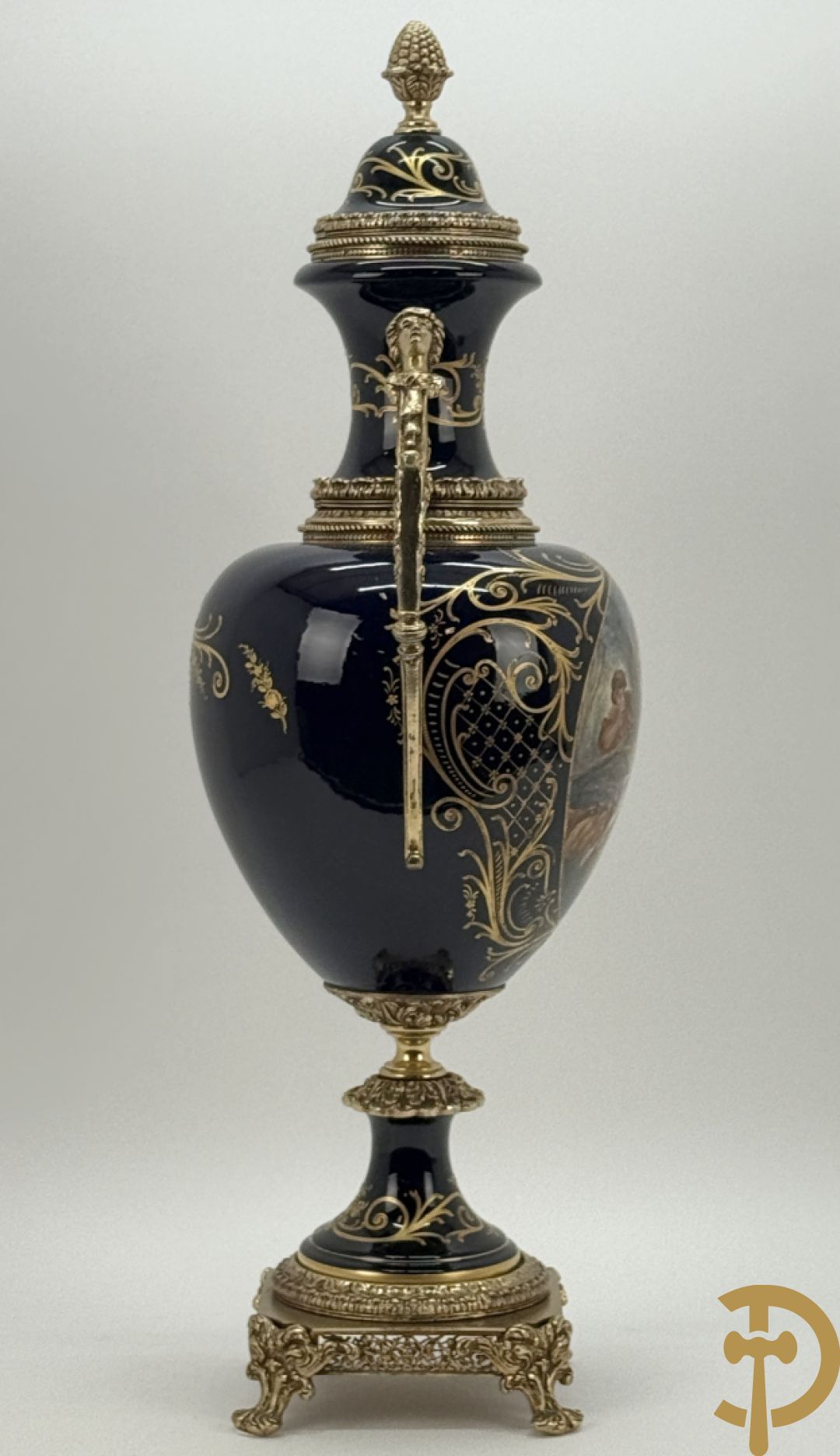 Blauwe porseleinen vaas met lieftallig decor, Sèvres stijl, bezet met bronzen ornamenten