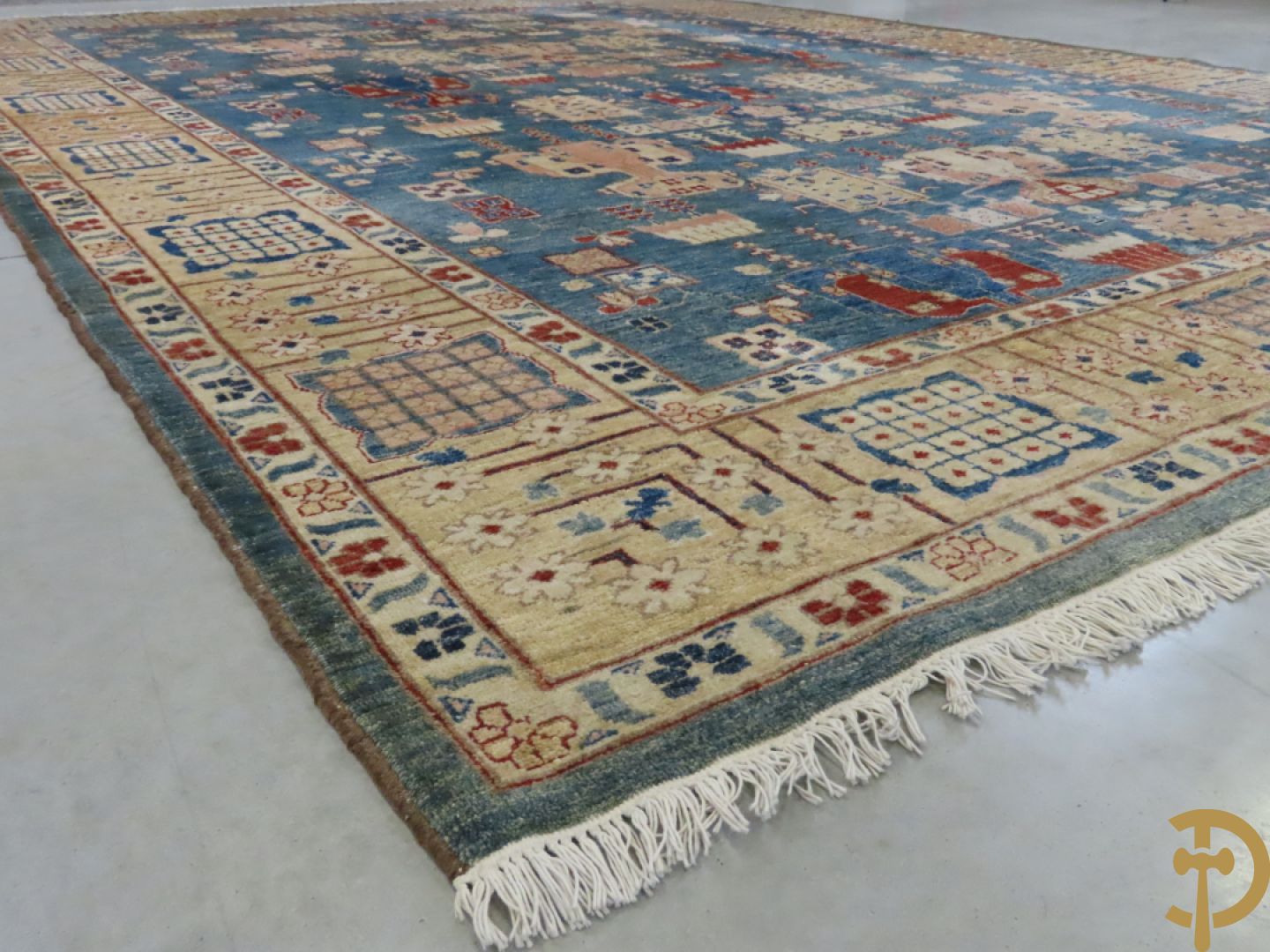 Oosters handgeknoopt tapijt met blauwe fond en geometrische bloemenmotieven