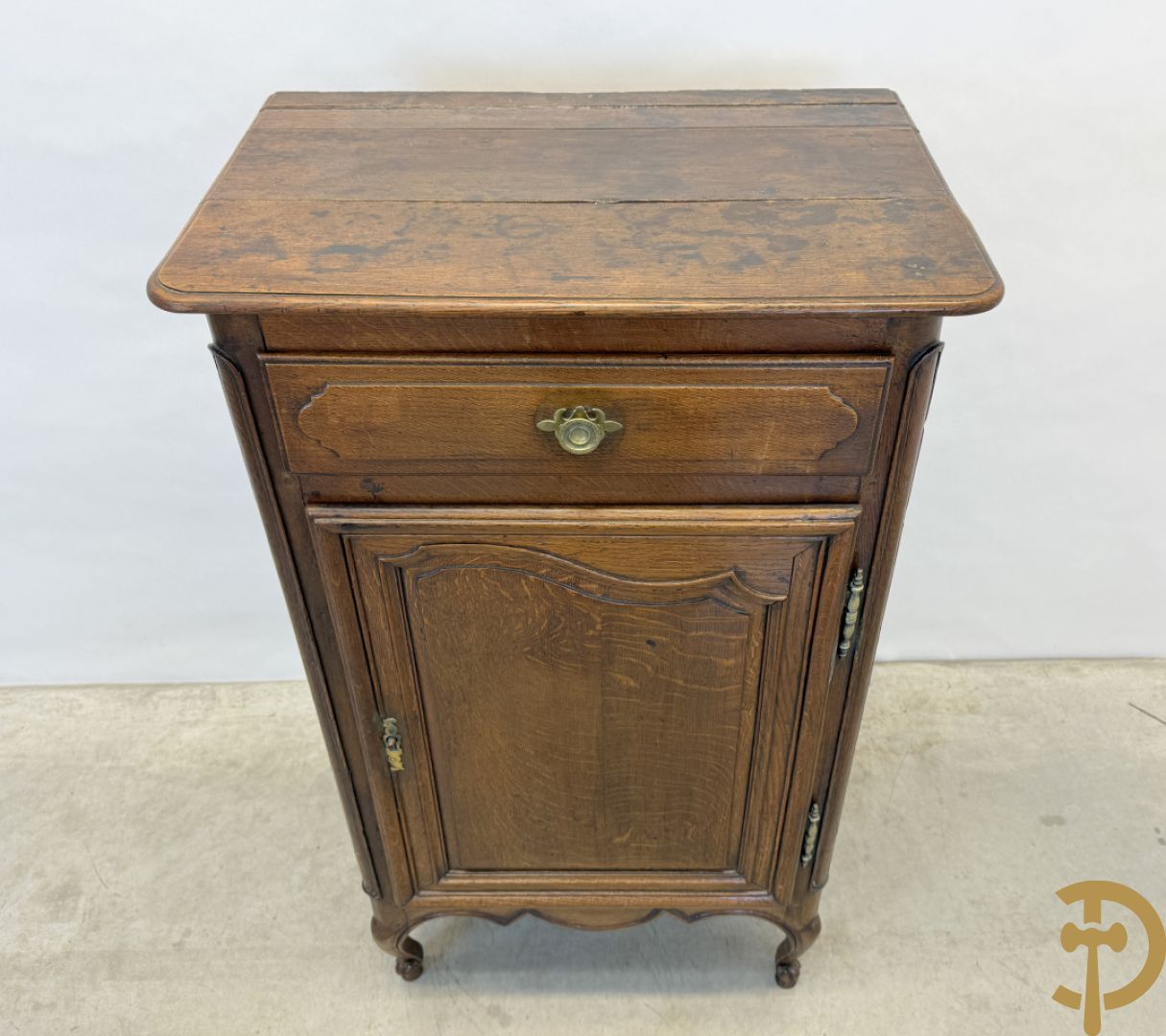 Massief eiken Franse confiturier met deur, lade, afgeronde zijkanten en voluutvormige poten