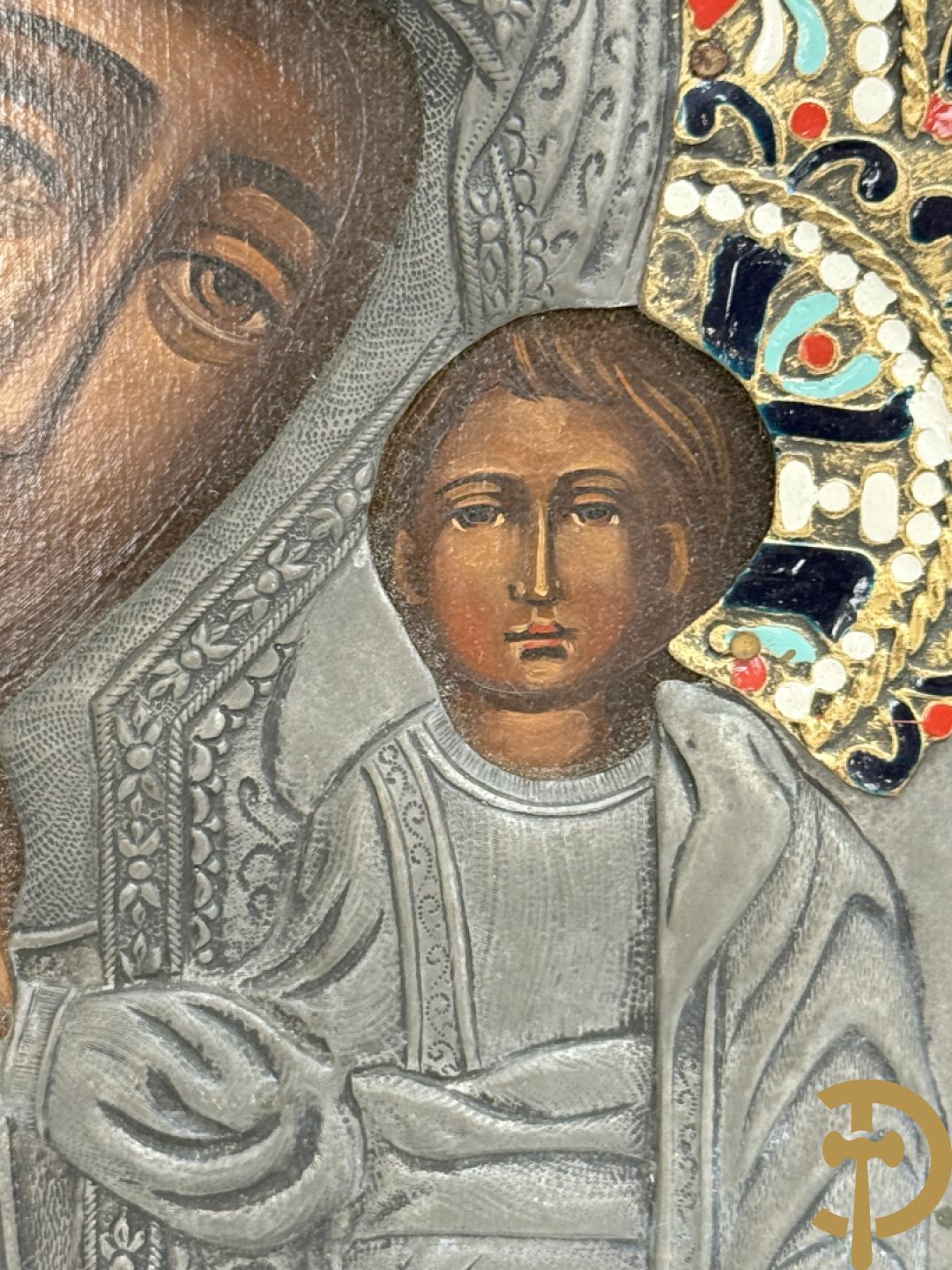 Russische ikoon met rizza en stralenkrans in cloisoné techniek