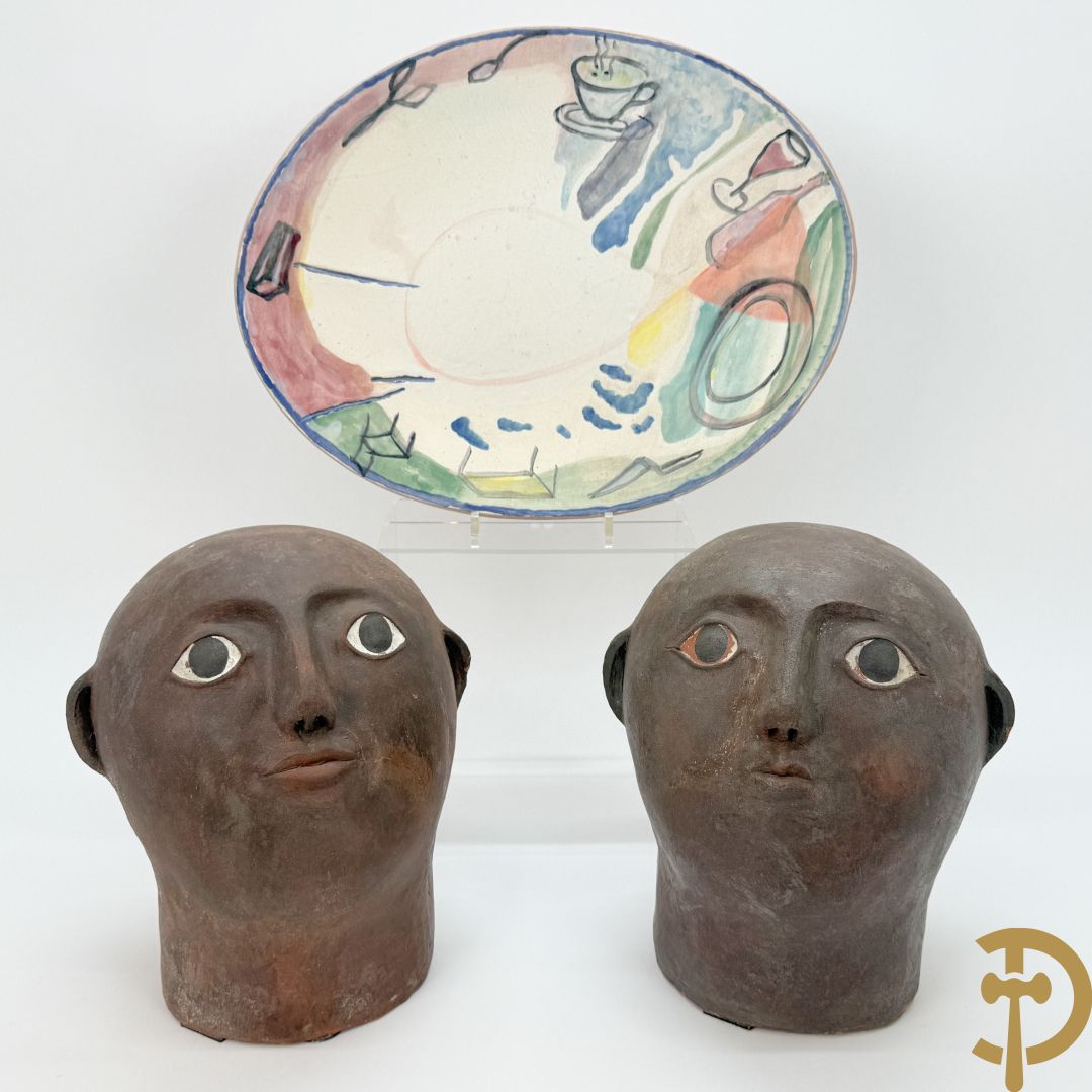 CALUWIER Carlos gestempeld binnenin, paar keramieken hoofden + Handbeschilderde ovale schotel van Caluwier Carlos