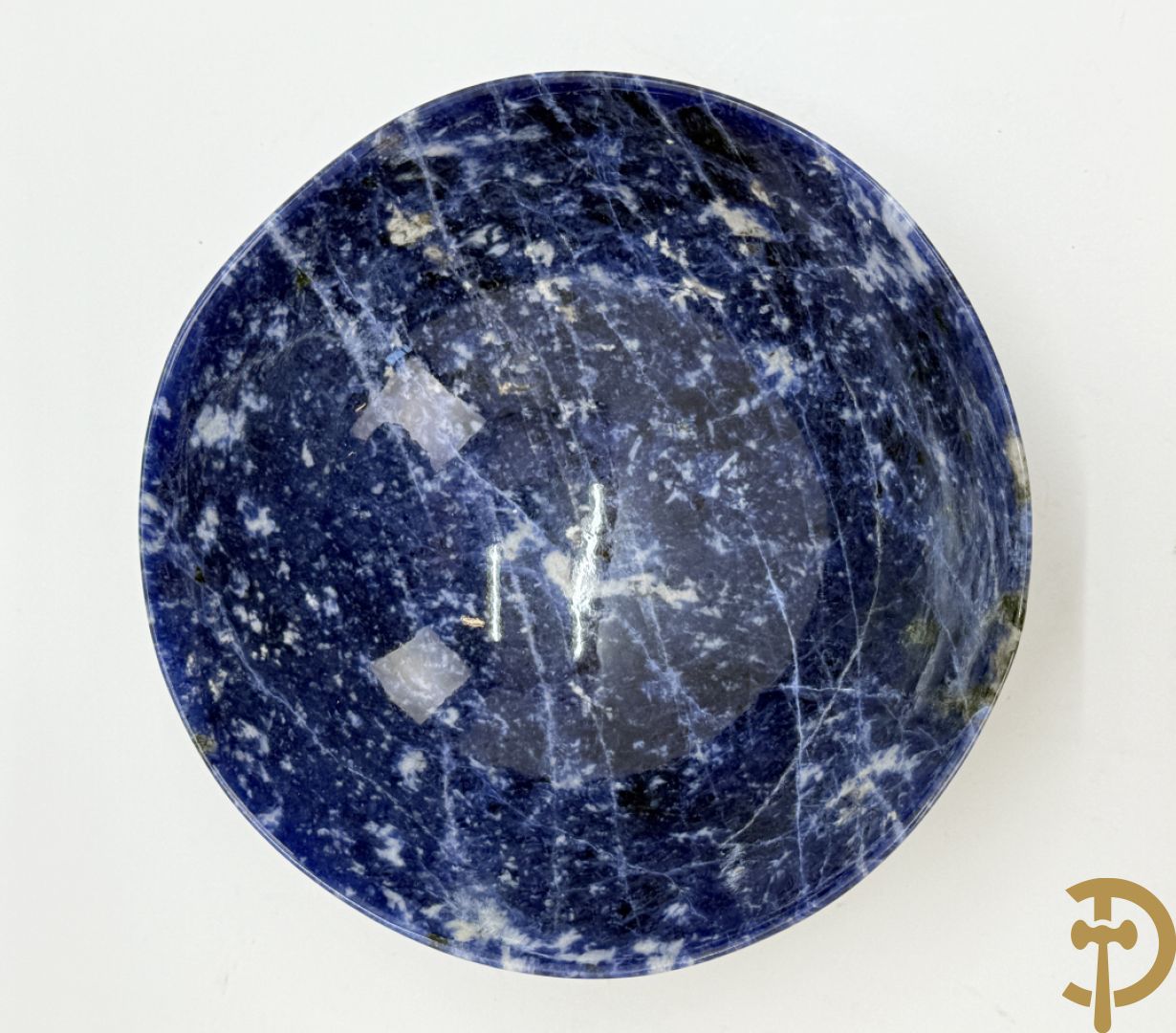 Wolf Helmut (getekend onderaan) Gepolierde schaal/bowl van blauw/wit sodaliet met golvende rand onder getekend WOLF H. (Steinbildhauer, Edelsteingestalter, aus Kirschweiler, Idar-Oberstein),