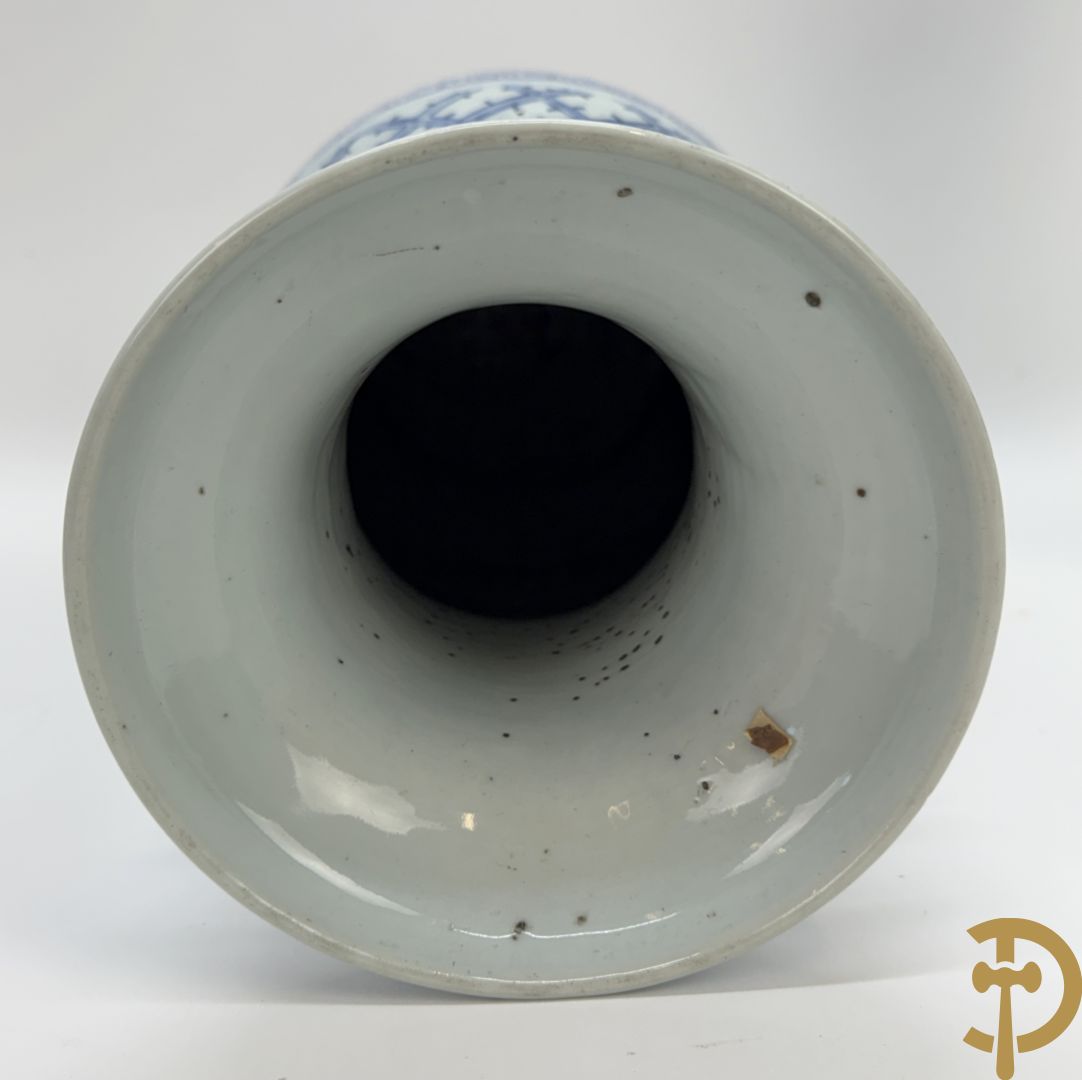 Paar blauw/witte Chinese porseleinen vazen met tekens en accanthusranken, 19e