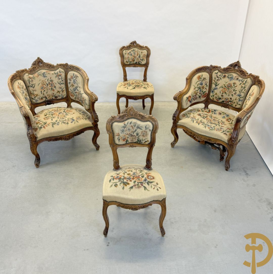 Paar armzetels bezet met petit points + 2 bijhorende stoelen