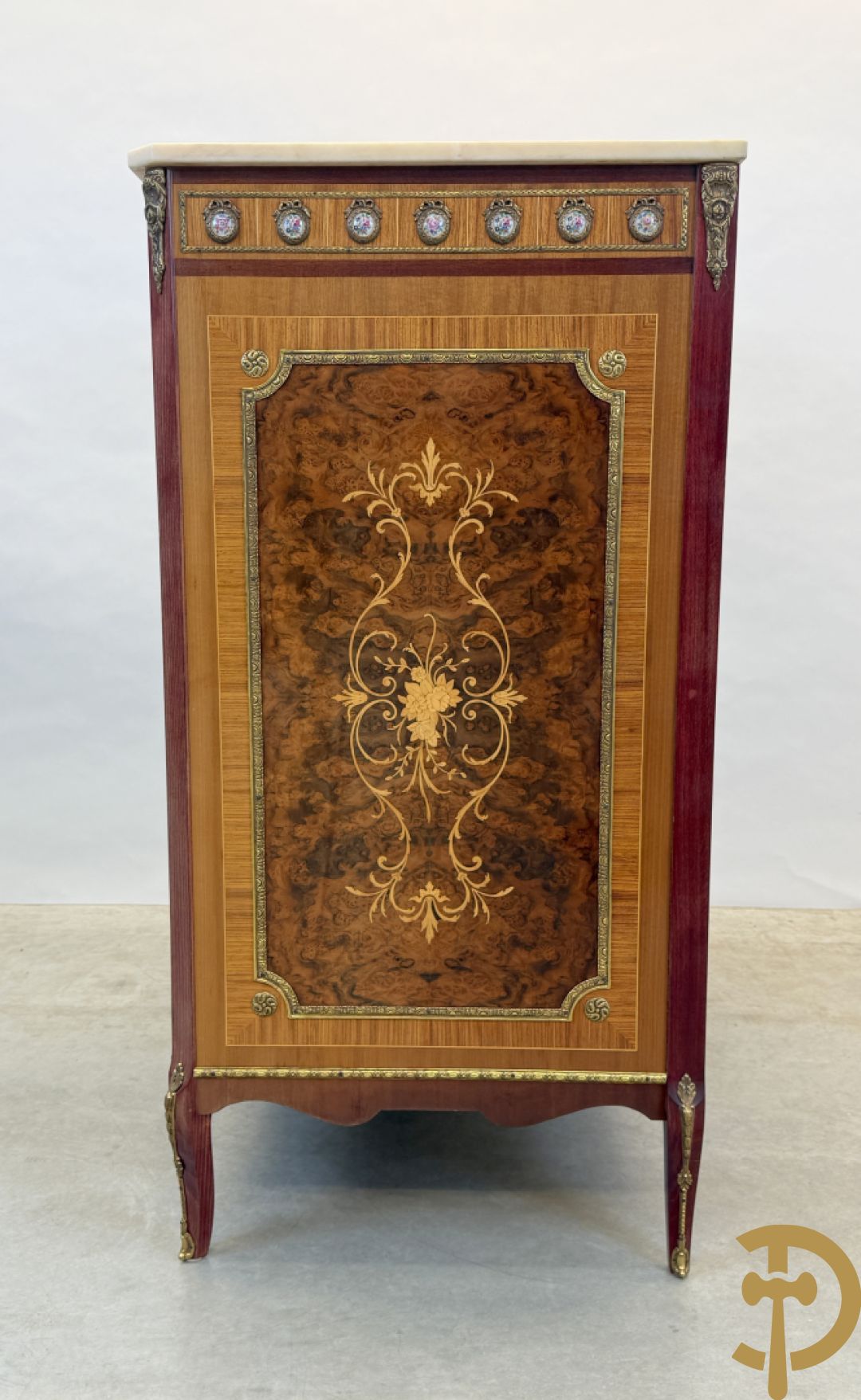 Notelaren TV/barmeubel bezet met bloemenmarquetterie en bronzen ornamenten met porseleinen plakkettes