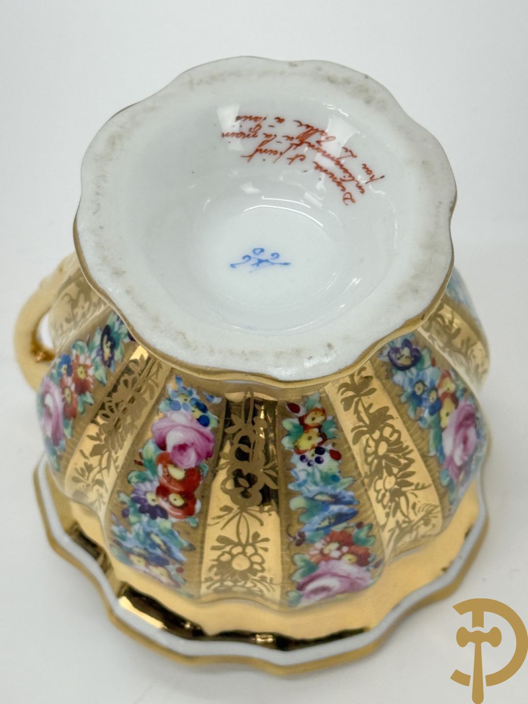 Handbeschilderde porseleinen siervaas met bloemenbeschildering en sfinxen + paar porseleinen cachepots met bloemendecor + 3 porseleinen  kopjes en schoteltjes