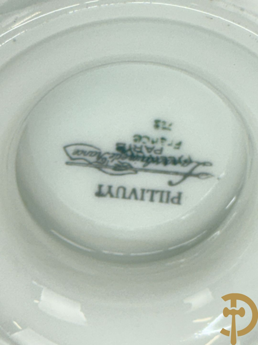 Handbeschilderde porseleinen siervaas met bloemenbeschildering en sfinxen + paar porseleinen cachepots met bloemendecor + 3 porseleinen  kopjes en schoteltjes