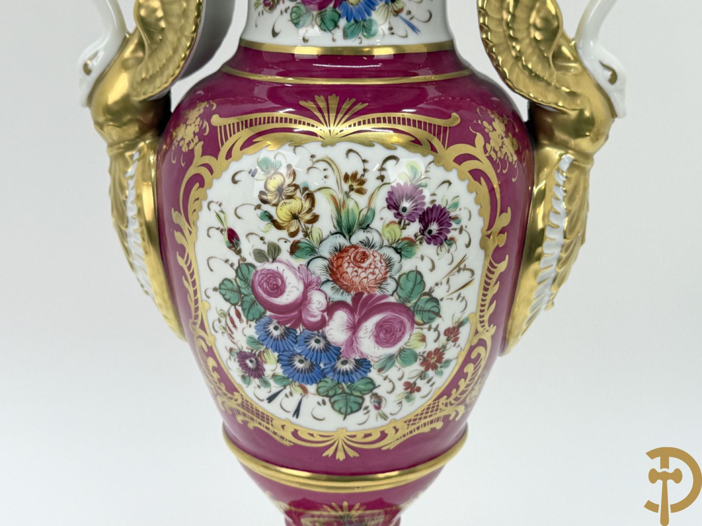 Handbeschilderde porseleinen siervaas met bloemenbeschildering en sfinxen + paar porseleinen cachepots met bloemendecor + 3 porseleinen  kopjes en schoteltjes