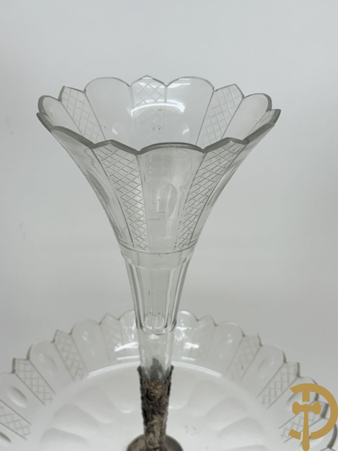 Verzilverde pique fleur met coupe en Neo Renaissance motieven