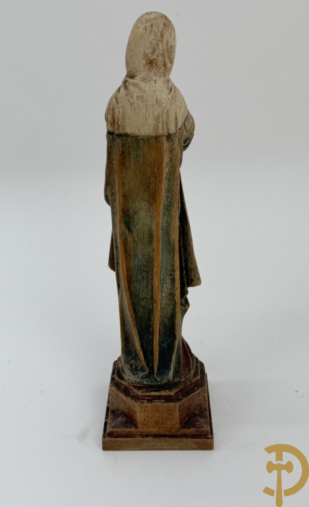 Twee Engelse meerkleurige keramieken sierstukken met personages + vier koppels Engelse biscuits + waterdrager in Royal Dux + 2 houtsculpturen