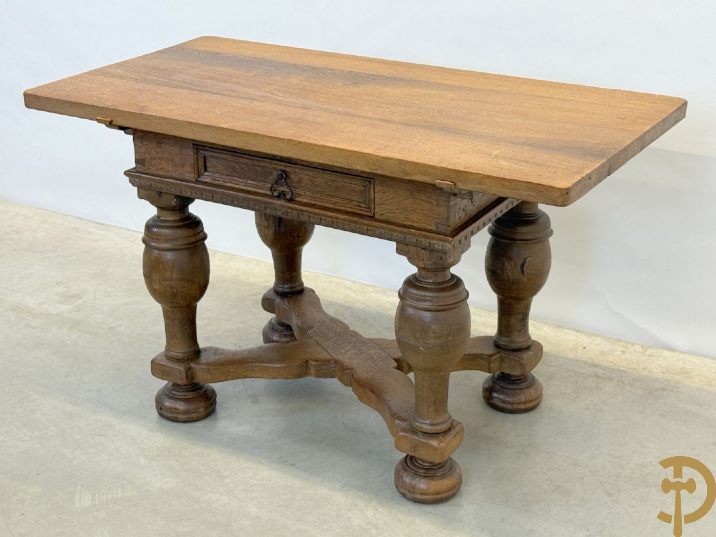 Massief eiken bolpoottafel met lade en gekruiste voetverbinding