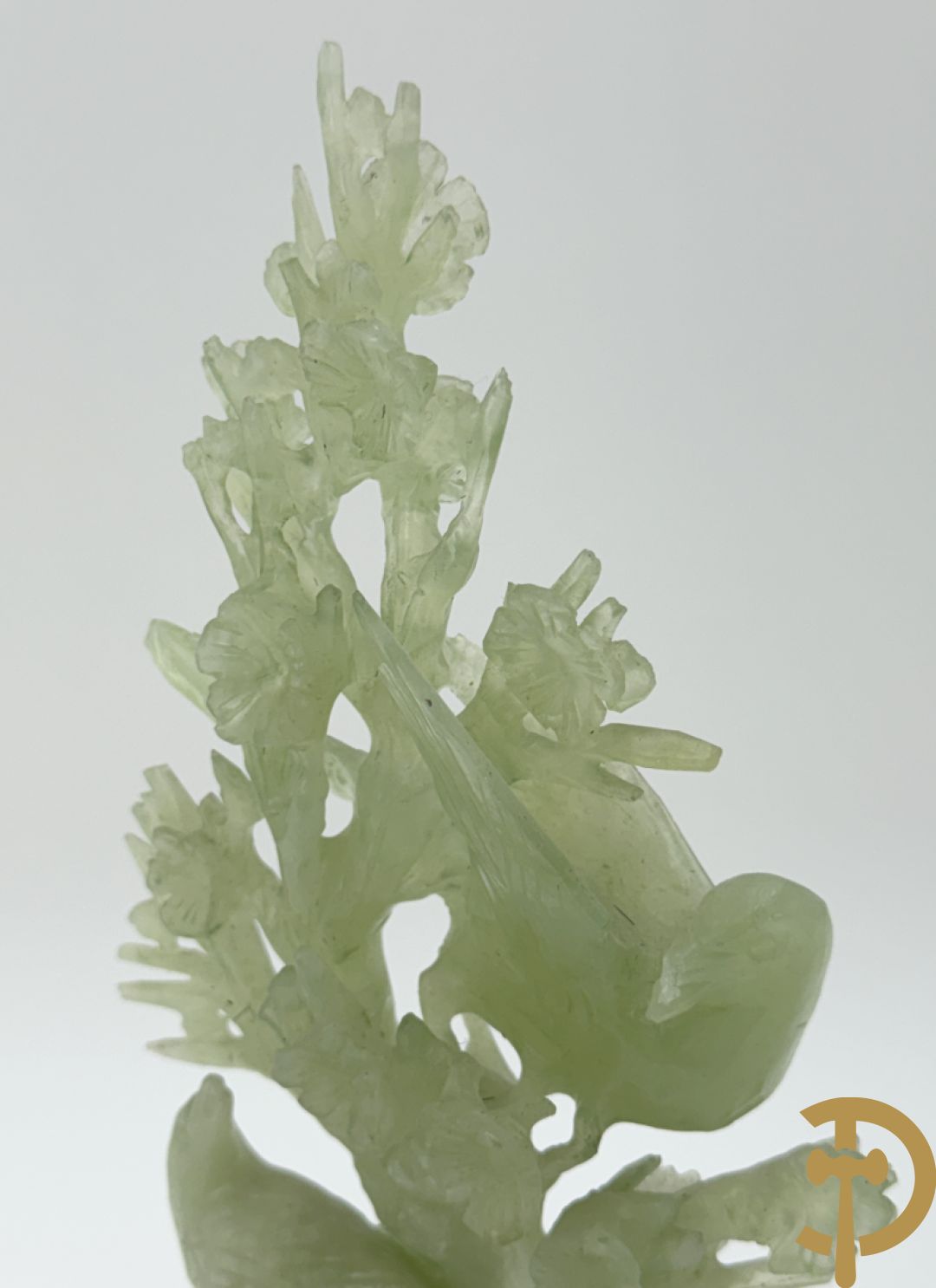 Drie jade sculpturen van vogels met bloemen op sokkel