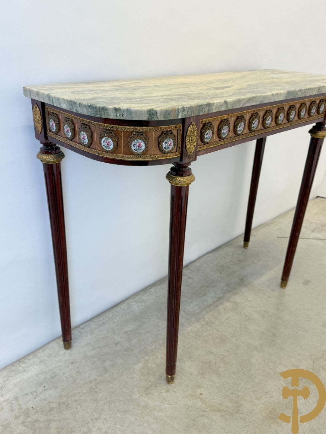 Notelaren console met porseleinen plakkettes met bloemen beschilderd en bronsbeslag + spiegel met porseleinen plakkettes