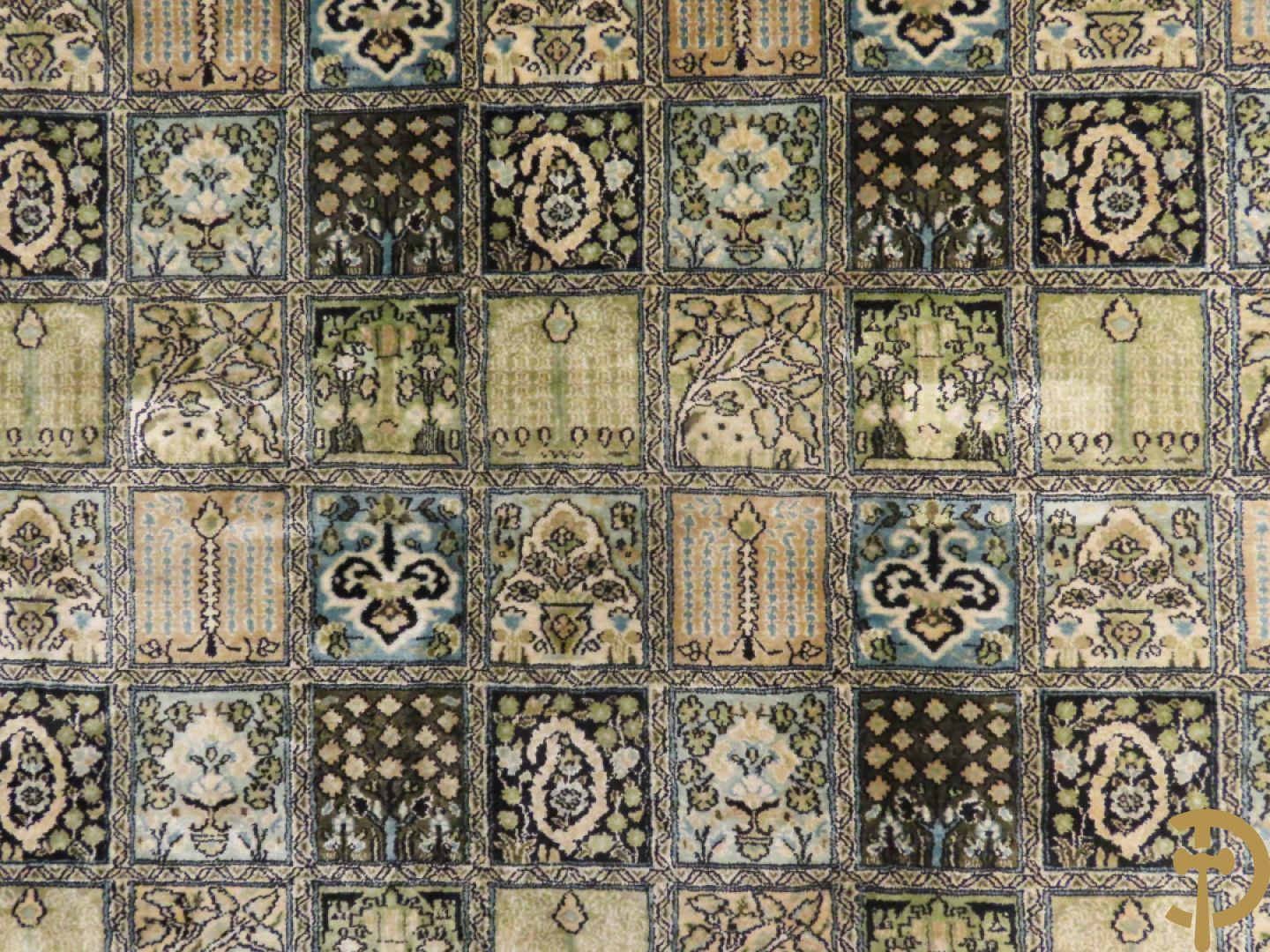 Oosters handgeknoopt tapijt zijde op katoen met patronen