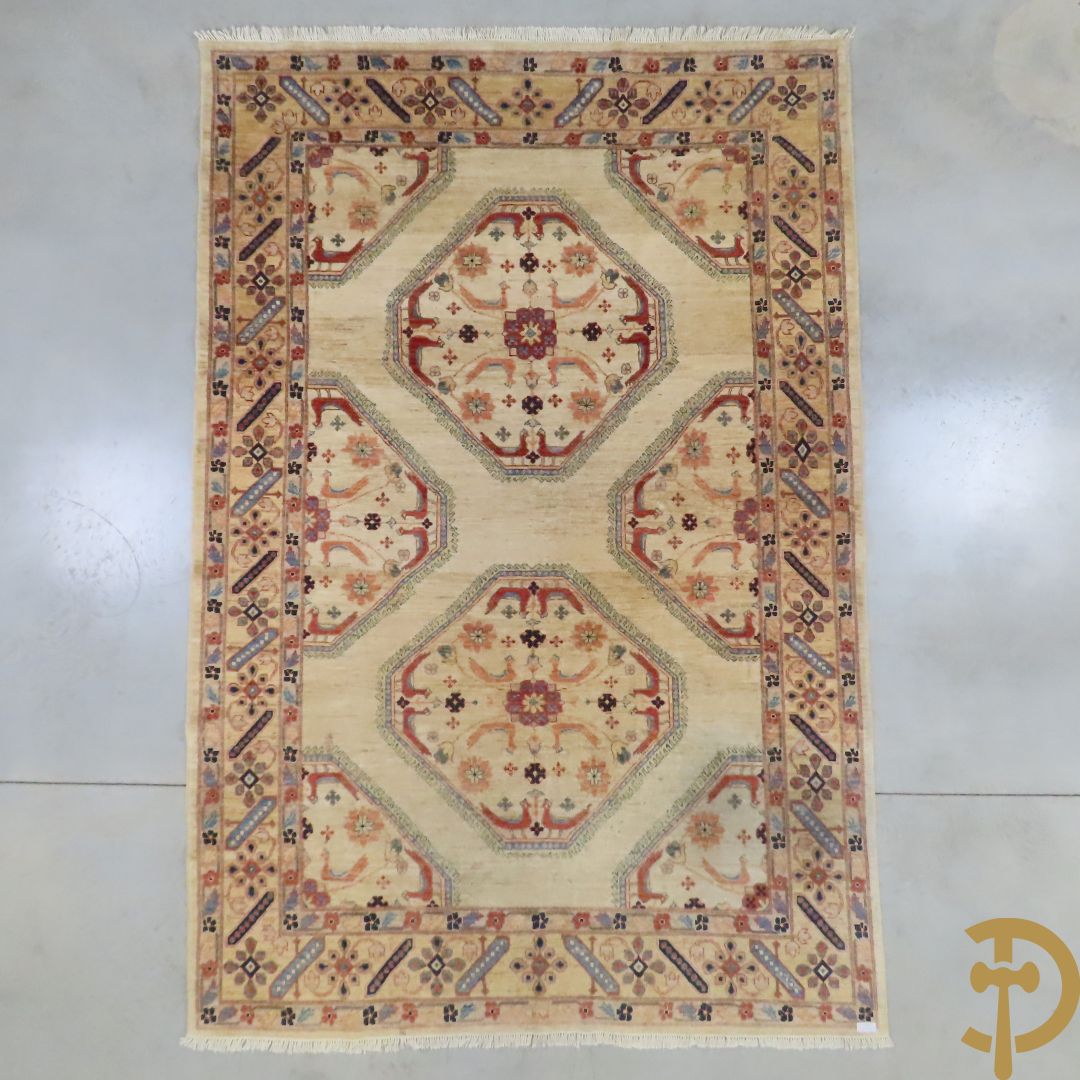 Oosters handgeknoopt tapijt met bloemen- en vogelmotieven op beige fond