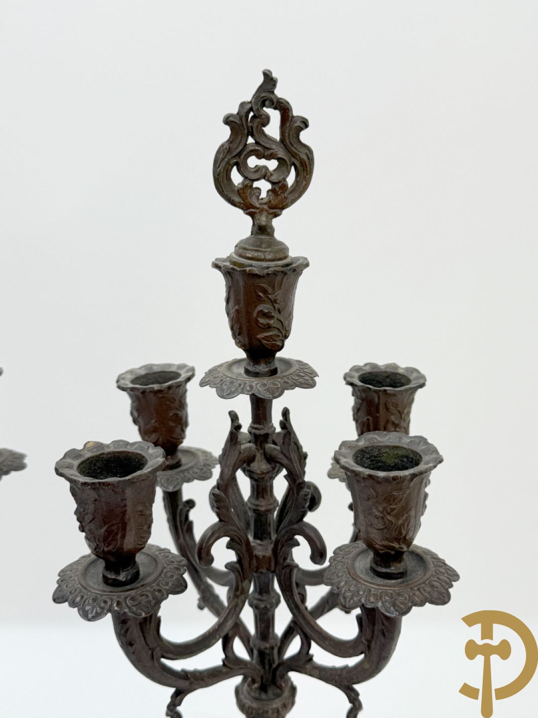 Driedelige zamak garnituur met dame Pavot met bloemen op uurwerk, Rucho getekend, geflankeerd door paar kandelaars