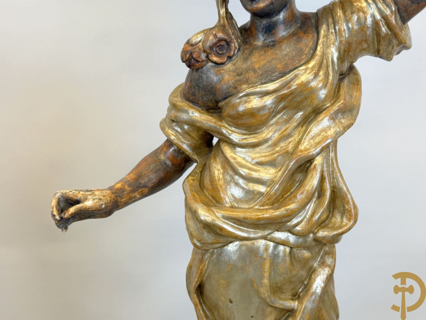 Paar gepolychromeerde dames op sokkel, bekroond met achtarmige kandelaar met lichtpunten en bellen, Italiaans, jaren 