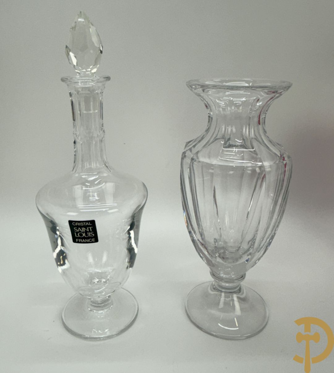 Vier kristallen karaffen w.o. 1 Saint Louis + schenkkan in Boheems kristal + vaas + getorste gekleurde Val-Saint-Lambert vaas + groen gekleurde asbak Val-Saint-Lambert